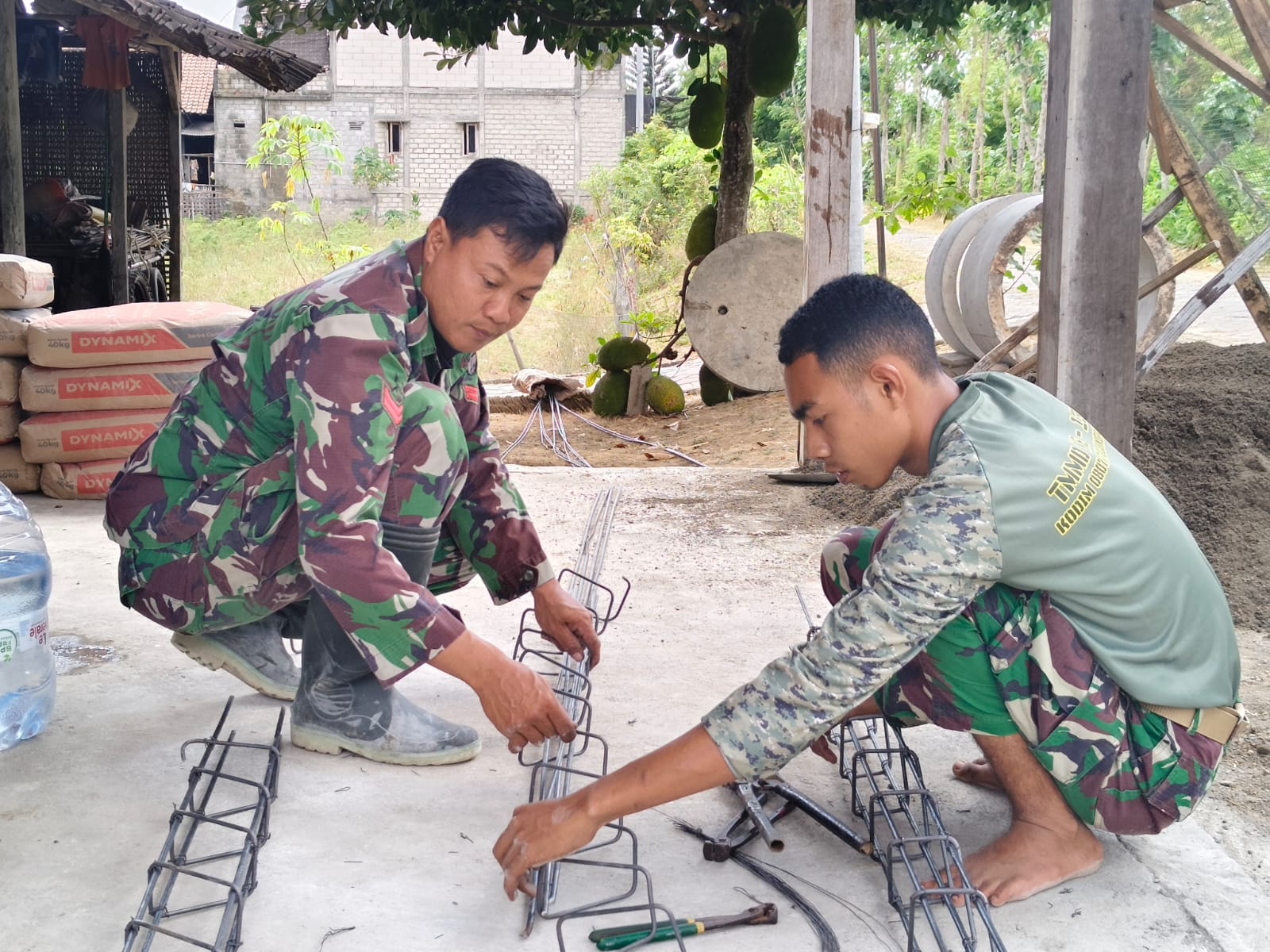 TNI Manunggal Membangun Desa Tingkatkan Sanitasi Mbah Painah di Desa Pojok