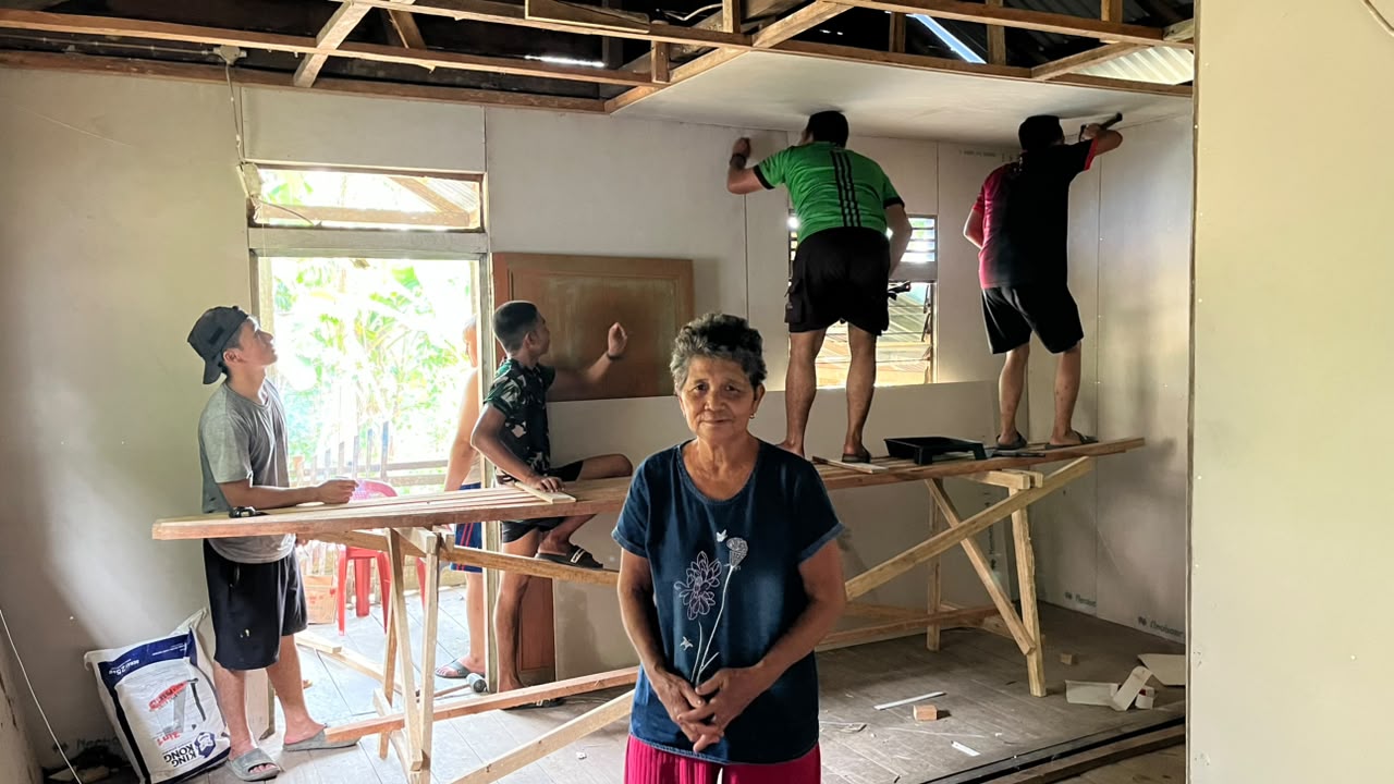 Kebangkitan Rumah Ibu Rifin Melalui Pemasangan Plafon GRC dari Satgas TMMD