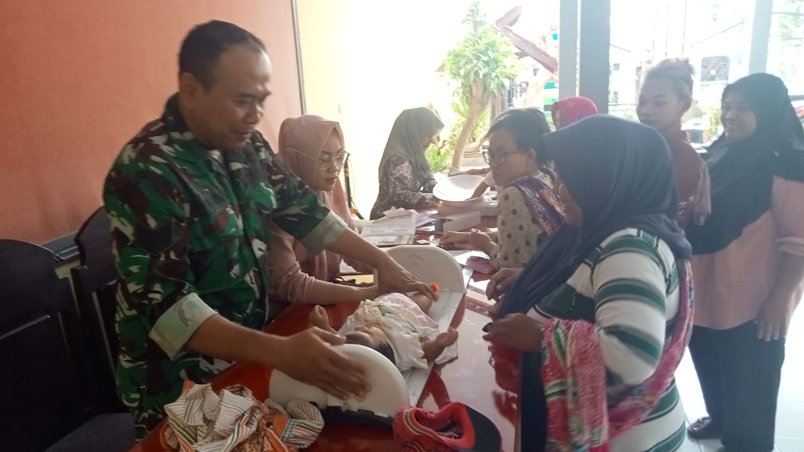 Minggu Pagi, Satgas TMMD ke-130 Kodim Tulungagung Hadir Dampingi Posyandu Balita di Desa Pojok