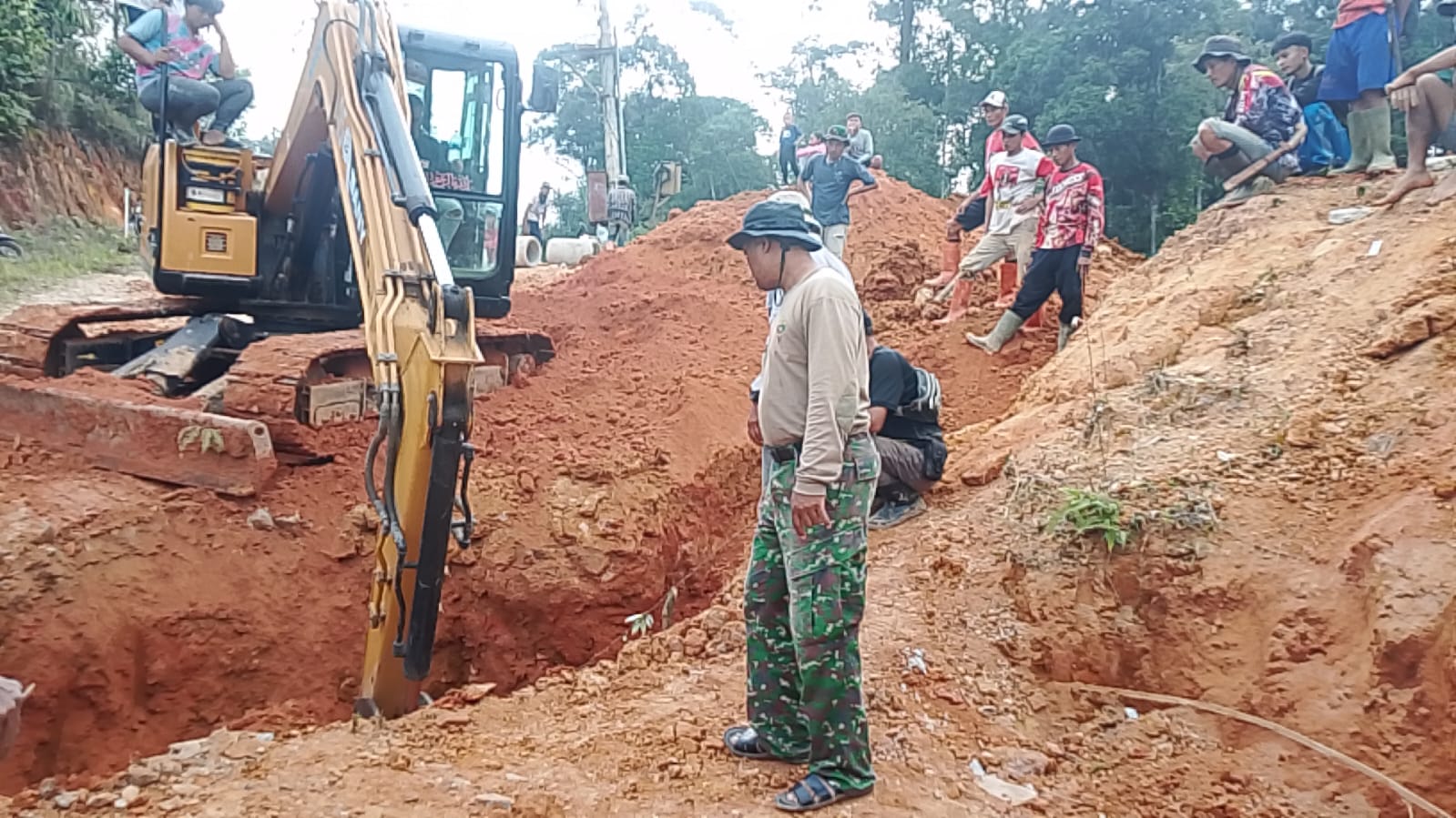 Sinergi TNI dan Masyarakat dalam Proyek Infrastruktur Citorek Barat