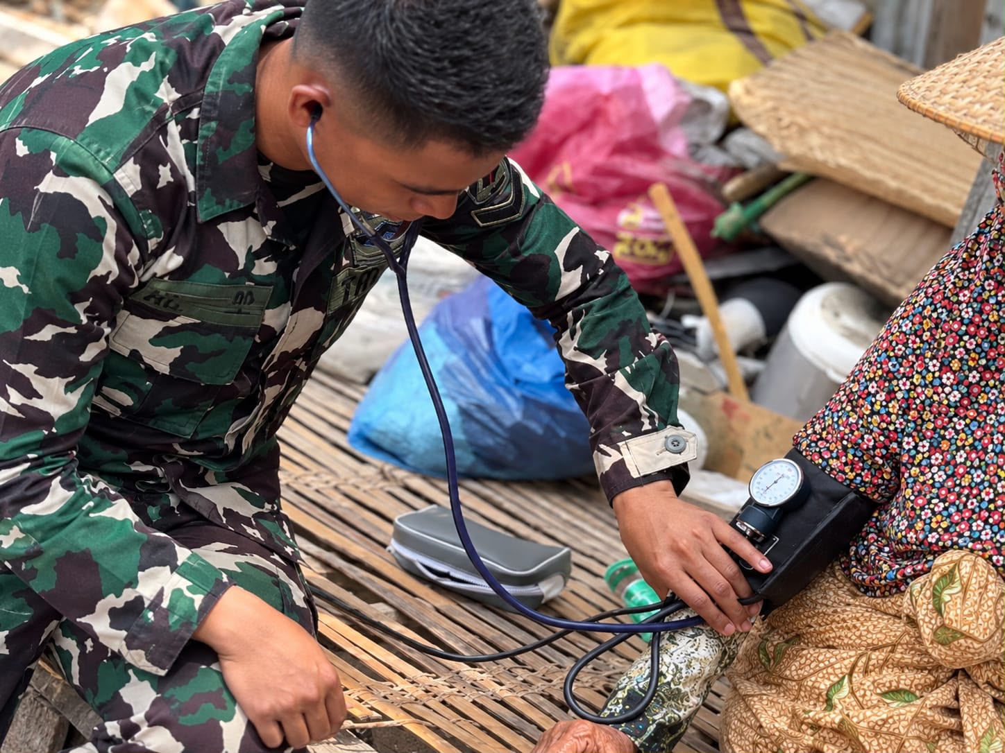 Kesehatan Warga Diperhatikan, Tim TMMD Pamekasan Lakukan Pelayanan Langsung