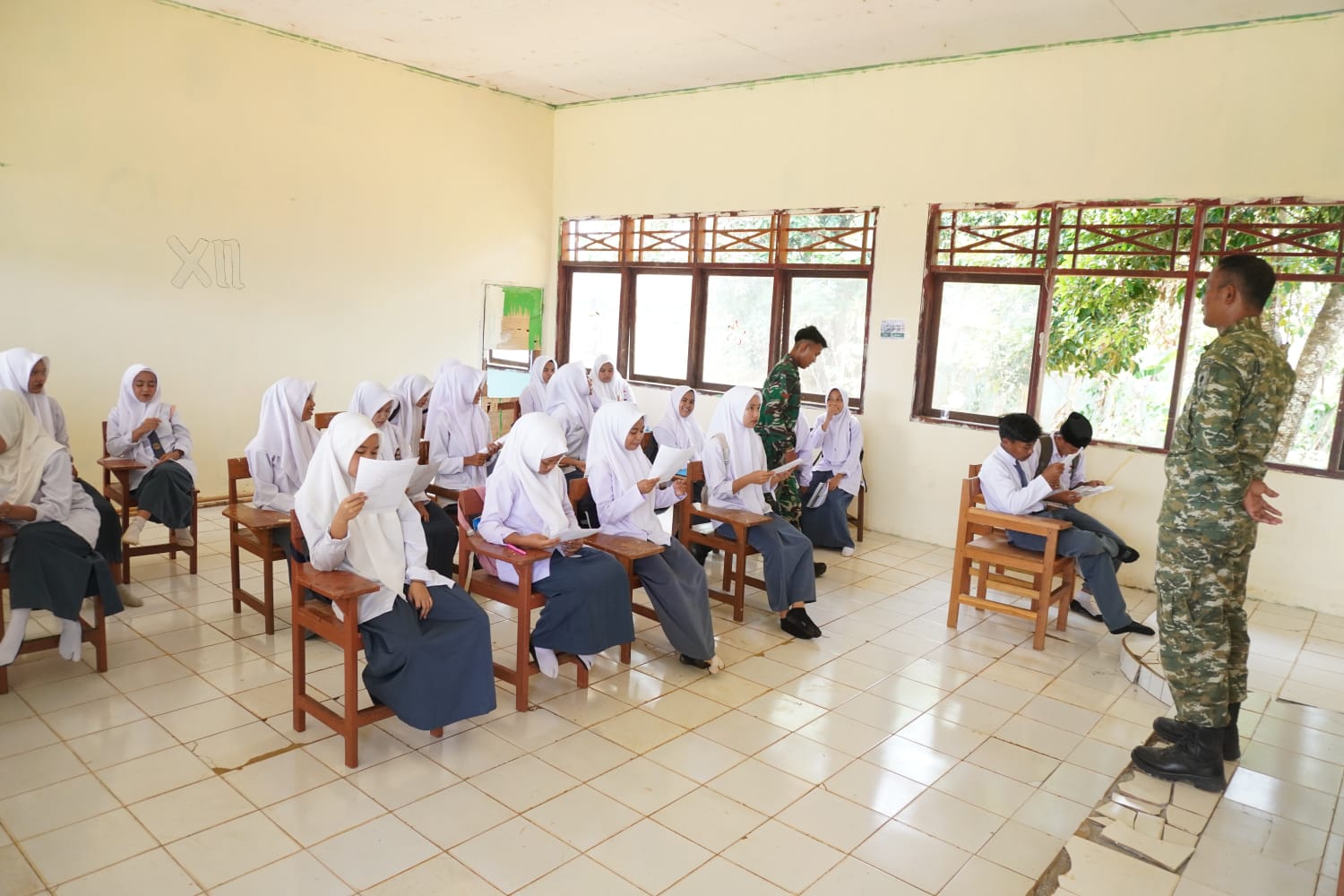 Kedekatan TNI dan Siswa Melalui Sosialisasi TMMD ke-130