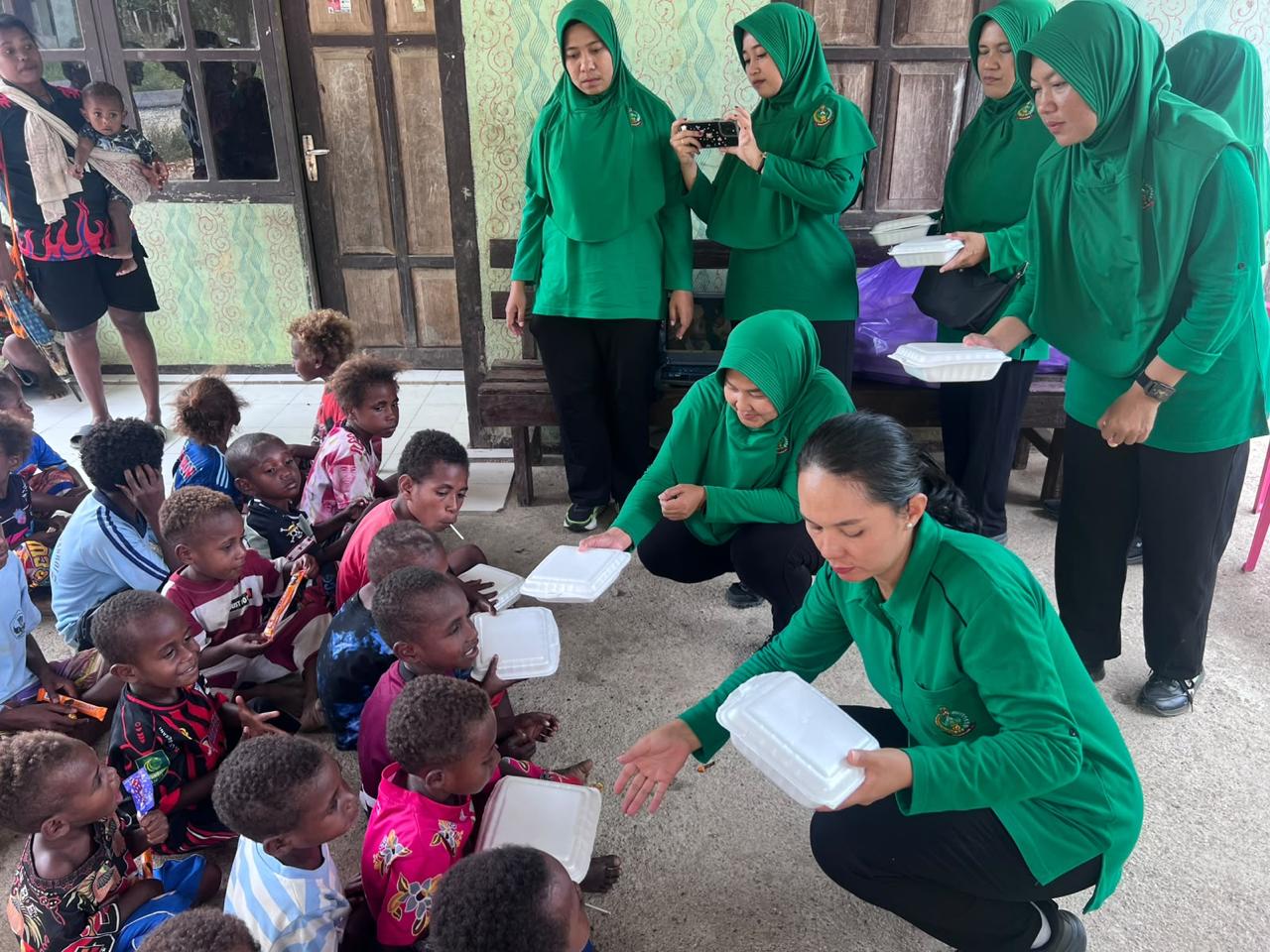 Momen Bahagia di Kampung Yamboi: Persit KCK Berikan Makan Gratis pada Anak-anak