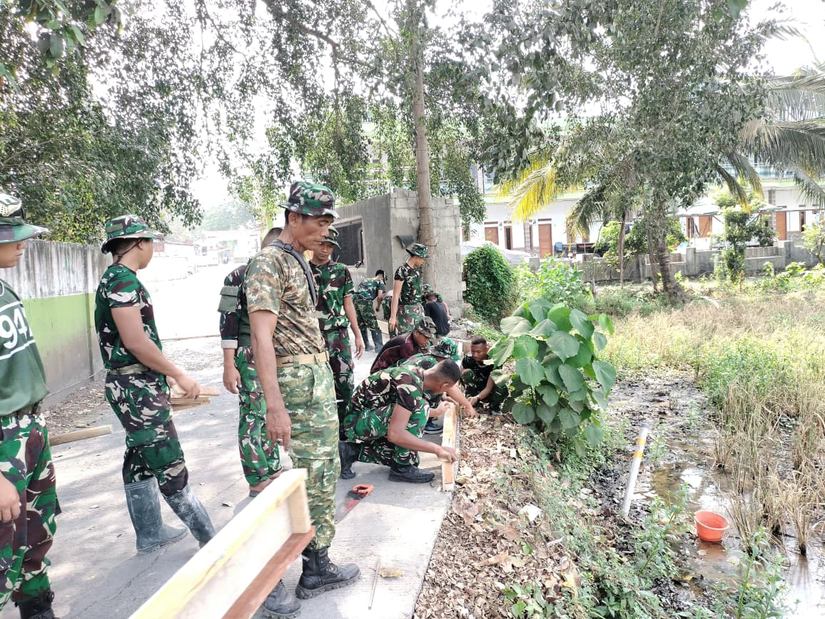 Infrastruktur Desa Sumur Bandung Maju Pesat Berkat Pemasangan Bekisting TMMD