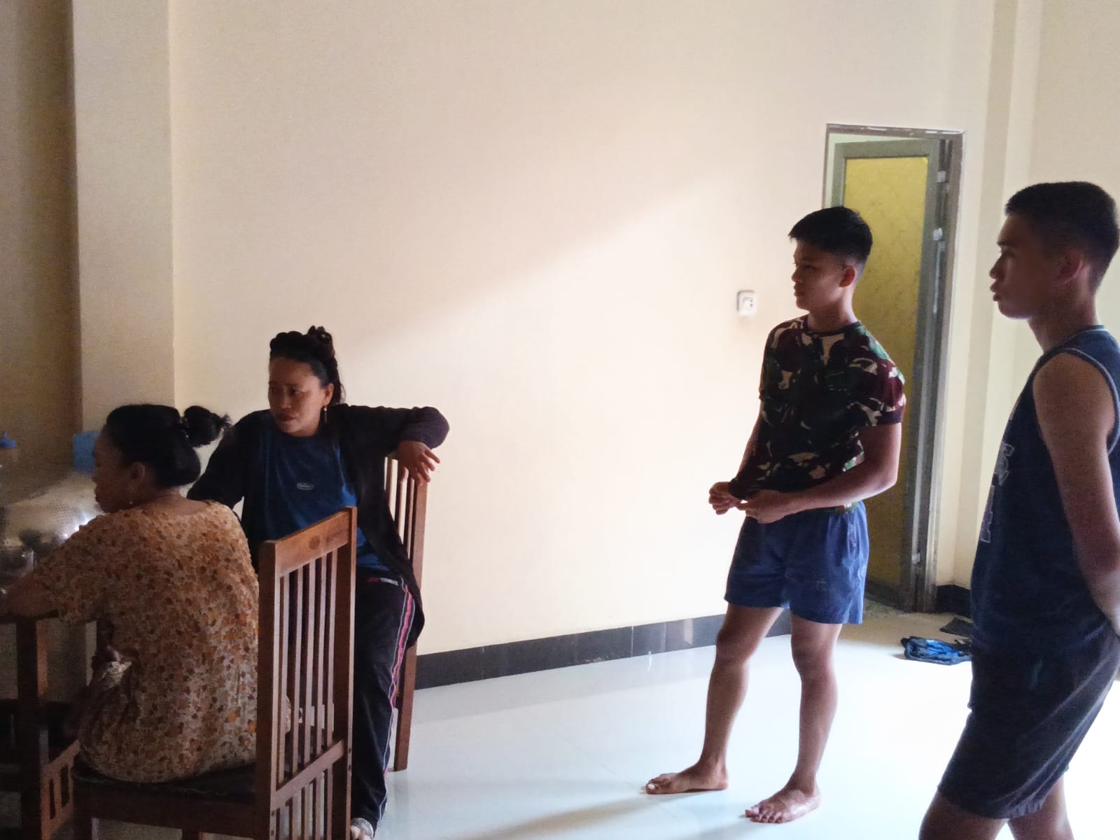 Kehangatan Kehidupan Satgas TMMD di Rumah Warga