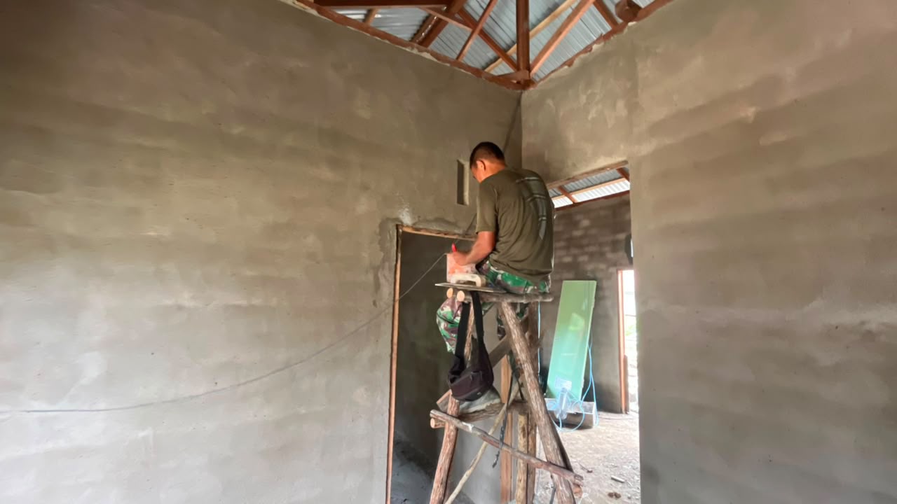 Satgas TMMD ke-130 Kodim 1210/Landak Lanjutkan Pemasangan Batako Rumah Bu Tina