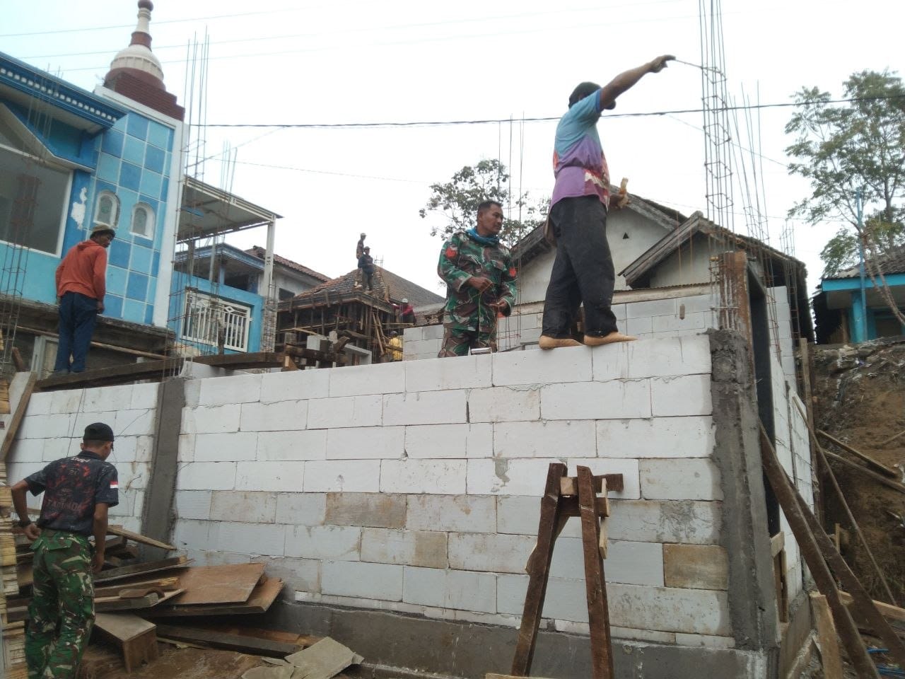 Kebersamaan TNI dan Warga Ciptakan Rumah Impian bagi Bapak Khodir di Malang
