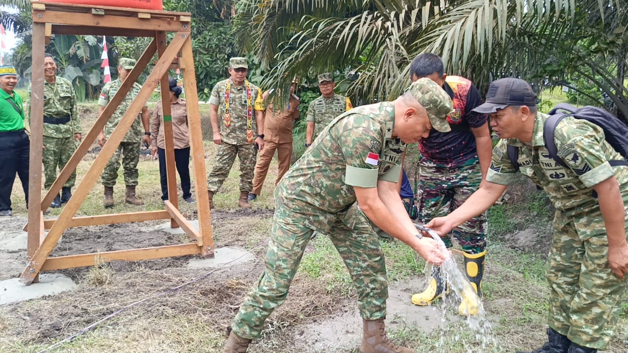 Wujud Pengabdian TNI untuk Desa, Tim Wasev Mabesad Pantau Pembangunan Sumur Bor TMMD di Landak