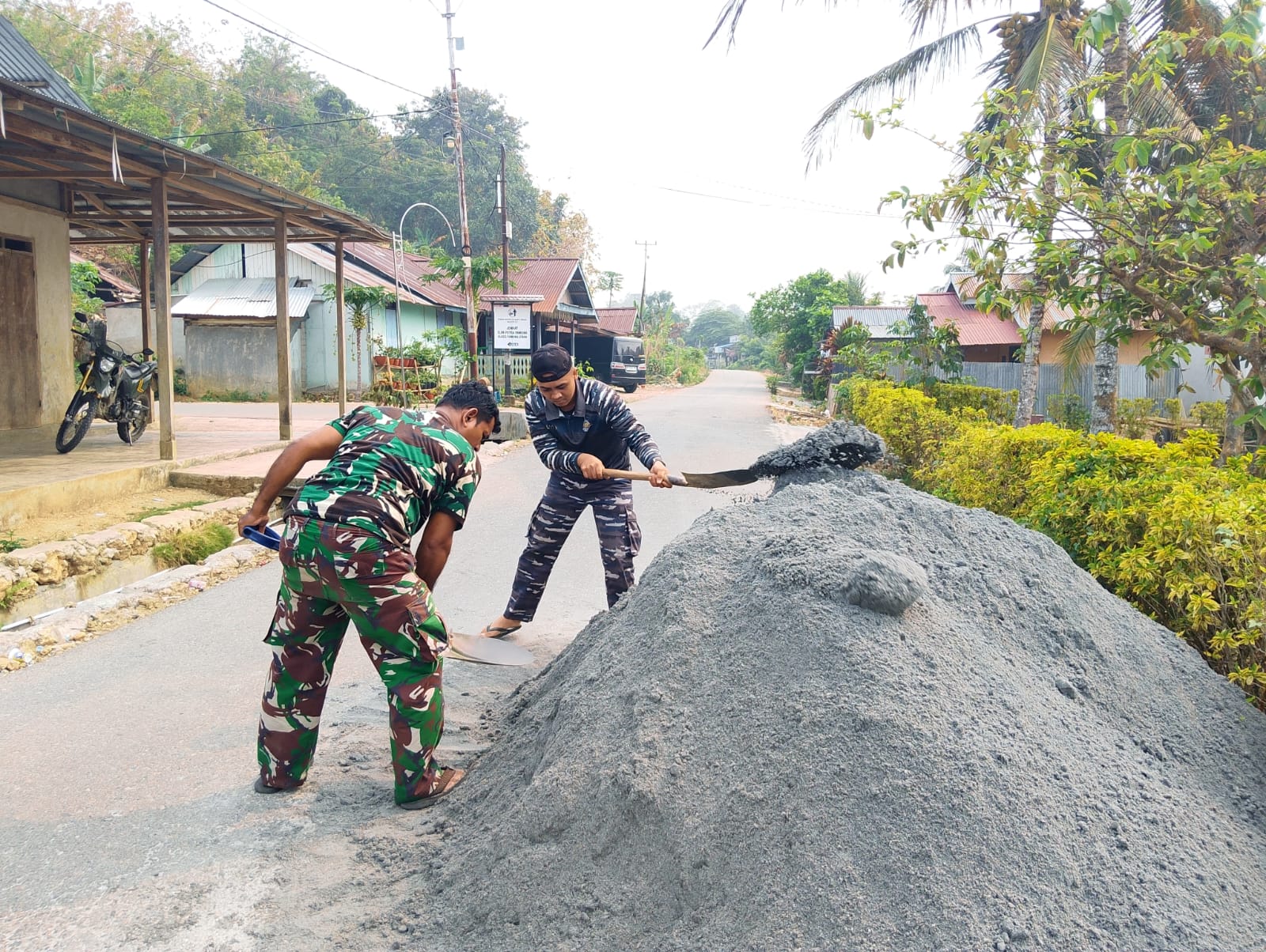 Material Pasir Dibagikan oleh Satgas TMMD Poso untuk RTLH Ibu Minya