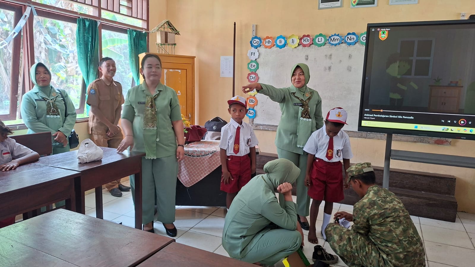 Persit KCK Cabang XVII Dukung Pendidikan dengan Seragam Sekolah untuk Nuhuwei