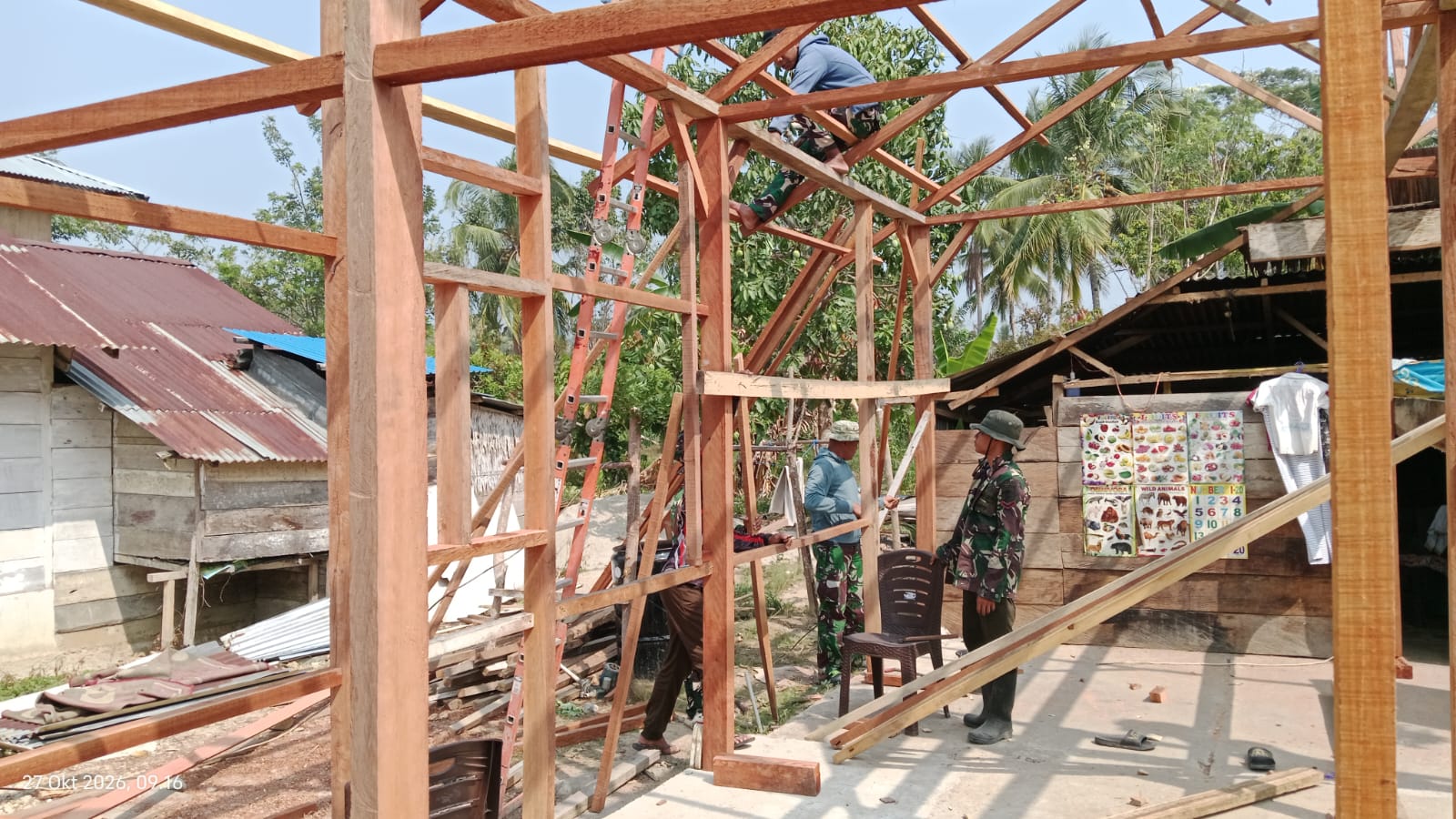 TMMD ke-130 Kodim 1307/Poso, Satgas Pasang Reng Atap RTLH di Desa Soe