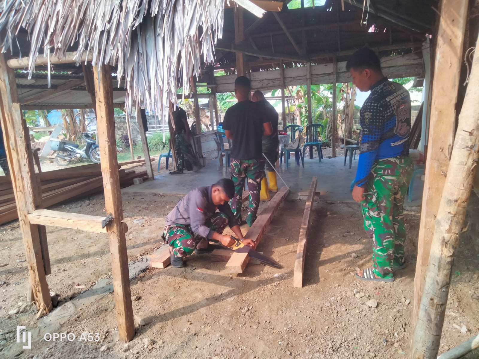 Utamakan Ketepatan, Satgas TMMD Ke-130 Kodim 1307/Poso Lakukan Pengukuran Kayu untuk RTLH