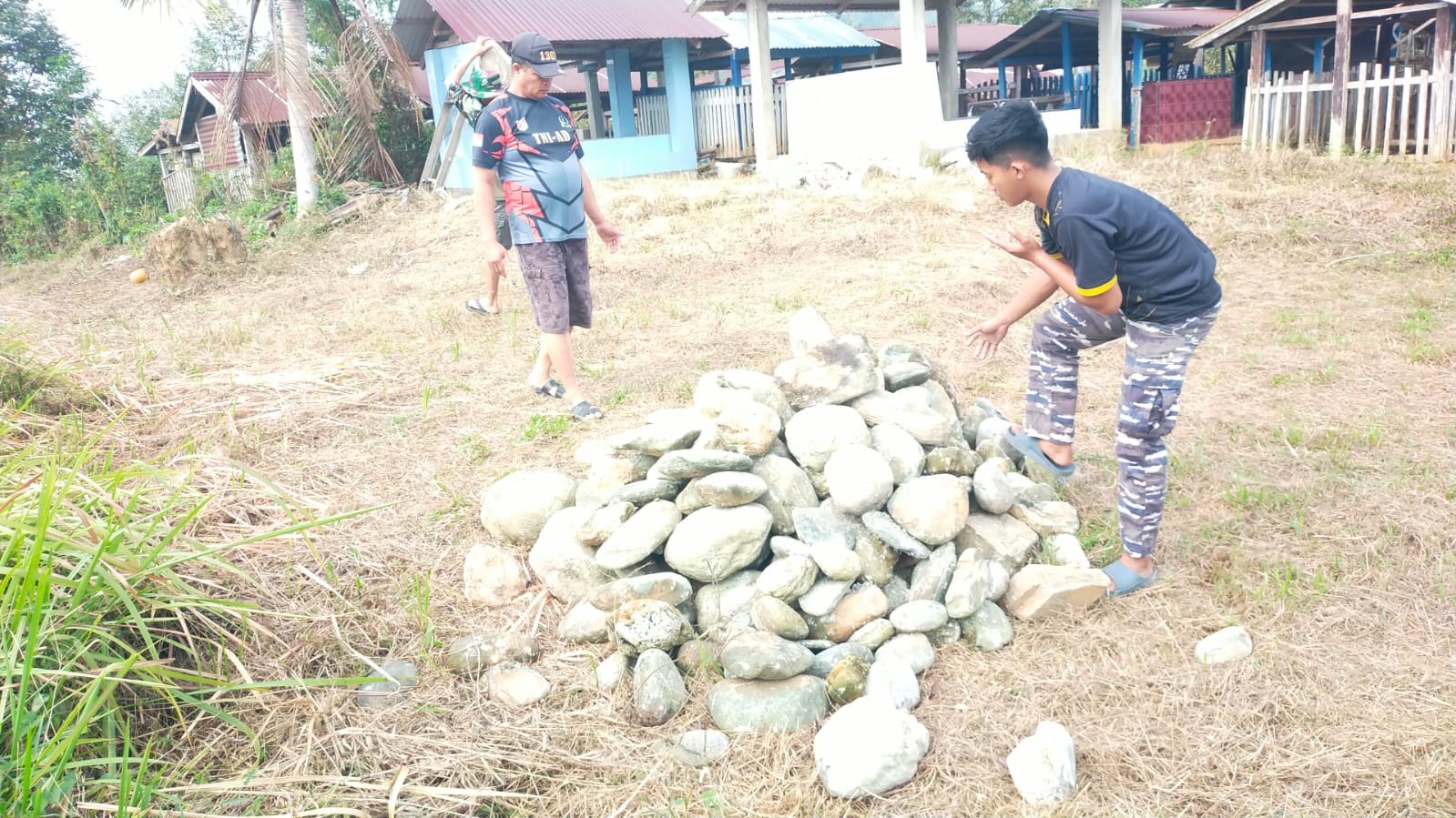 Material Batu Didrop, Pembangunan MCK Umum TMMD ke-130 Poso di Desa Leboni Terus Berjalan