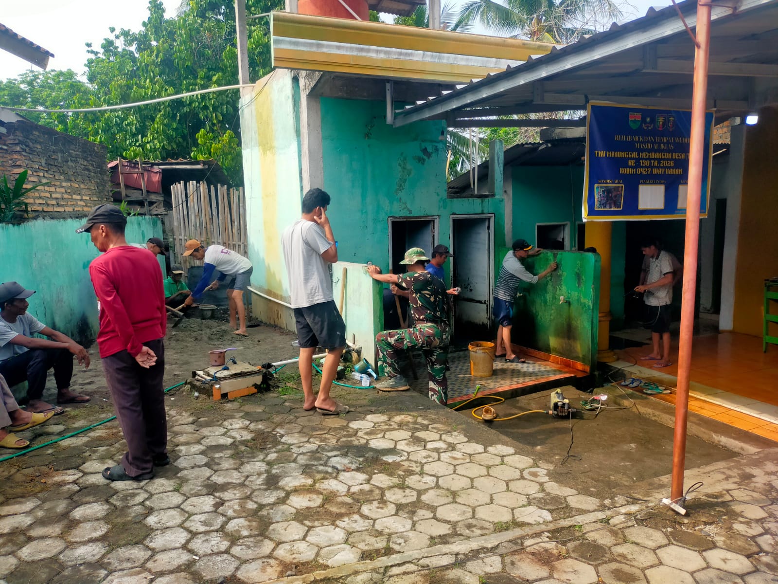 Dukungan TNI dalam Memperbaiki Fasilitas MCK untuk Jamaah Masjid Al-Ikhlas Dukungan TNI dalam Memperbaiki Fasilitas MCK untuk Jamaah Masjid Al-Ikhlas