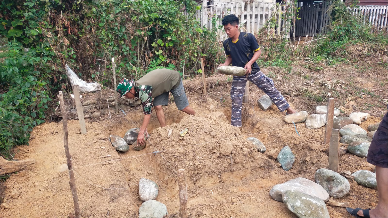 Mewujudkan Kebersihan, Satgas TMMD Poso Laksanakan Konstruksi MCK di Leboni