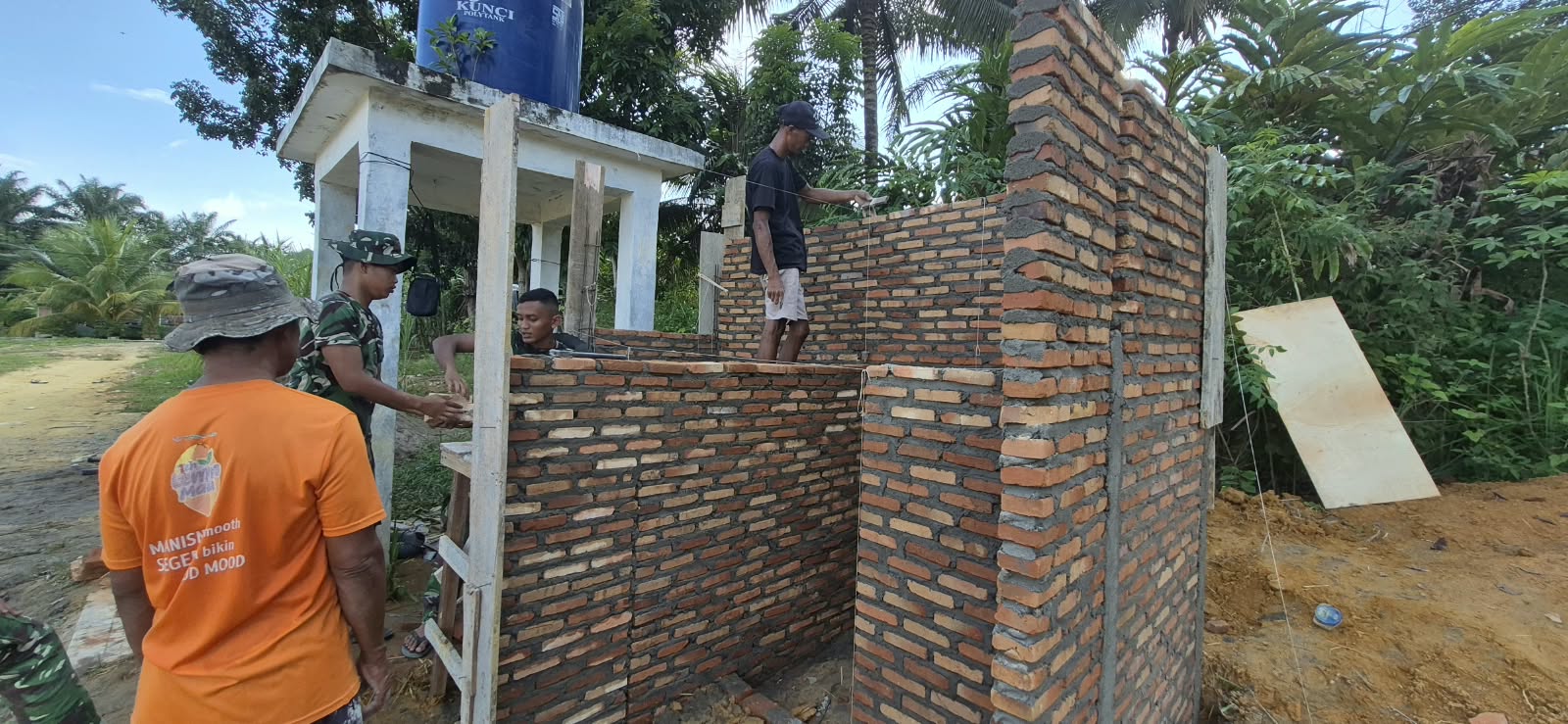 Kebersamaan TNI dan Warga Aek Batu Wujudkan Fasilitas Sanitasi yang Berkualitas Kebersamaan TNI dan Warga Aek Batu Wujudkan Fasilitas Sanitasi yang Berkualitas