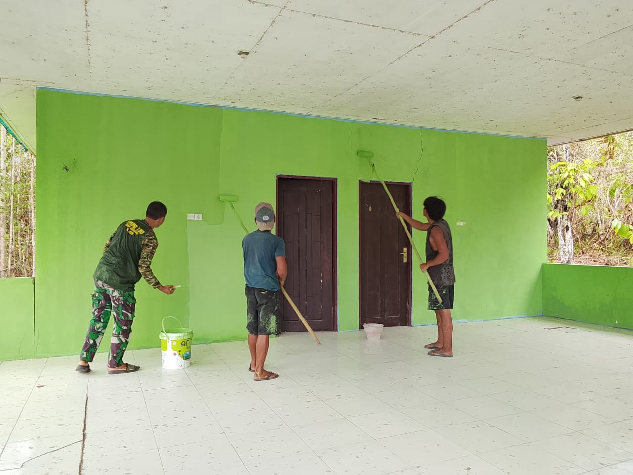 Jadi Sarana Komunikasi Dengan Masyarakat, Satgas TMMD Ke-130 Perbaiki Balai Kampung Yamboi