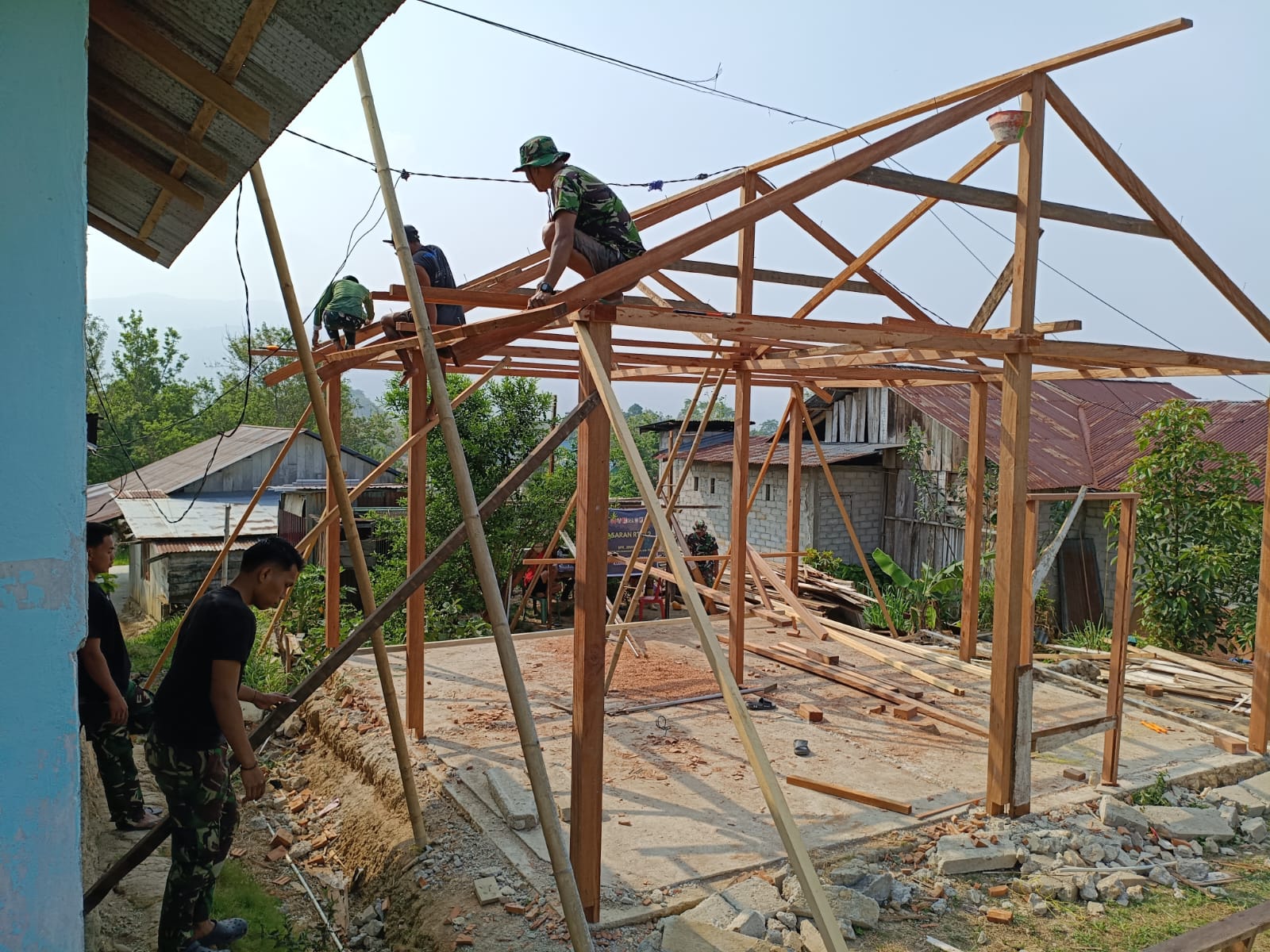 Penguatan Struktur Atap Rumah Pak Jenifer Jadi Fokus Satgas TMMD di Poso Penguatan Struktur Atap Rumah Pak Jenifer Jadi Fokus Satgas TMMD di Poso