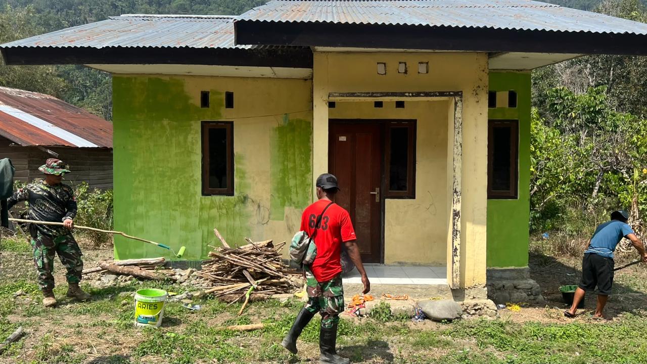 Kolaborasi Satgas TMMD Meningkatkan Kualitas Rumah Warga di Yamboi