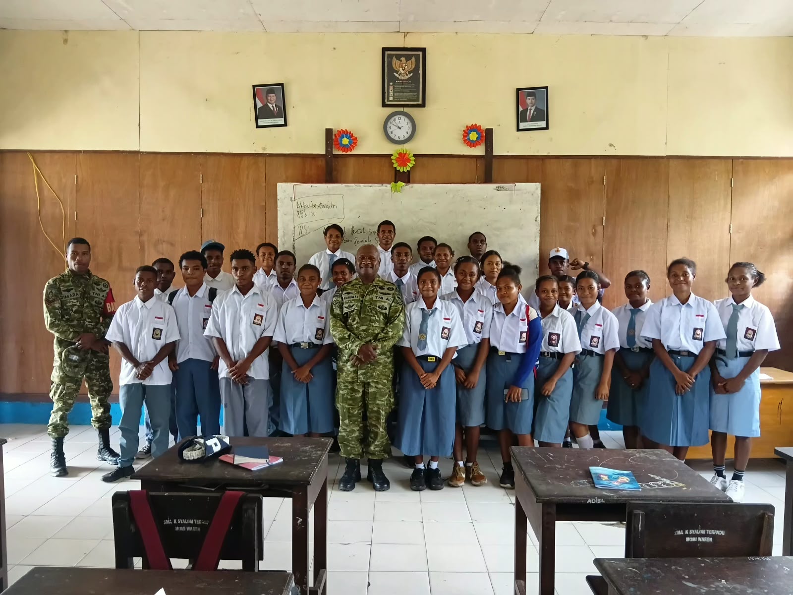 Sertu Nixon Ajak Siswa SMA Shaloom Jaga Persatuan Lewat Penerimaan TNI AD