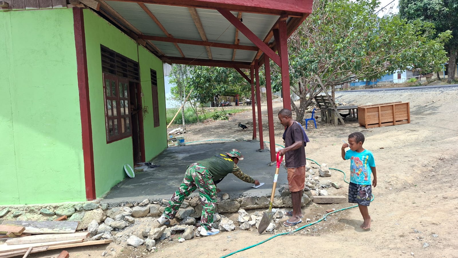 Sinergi TNI dan Masyarakat Membangun Rumah Layak Huni di TMMD Ke-130