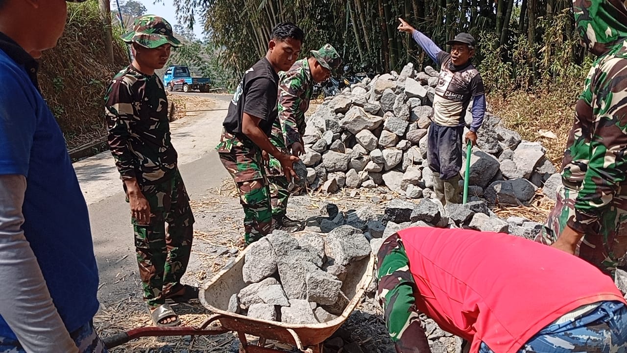 Kegiatan TMMD ke-130: Bersama Warga, Satgas TNI Bangun Rumah Layak Huni
