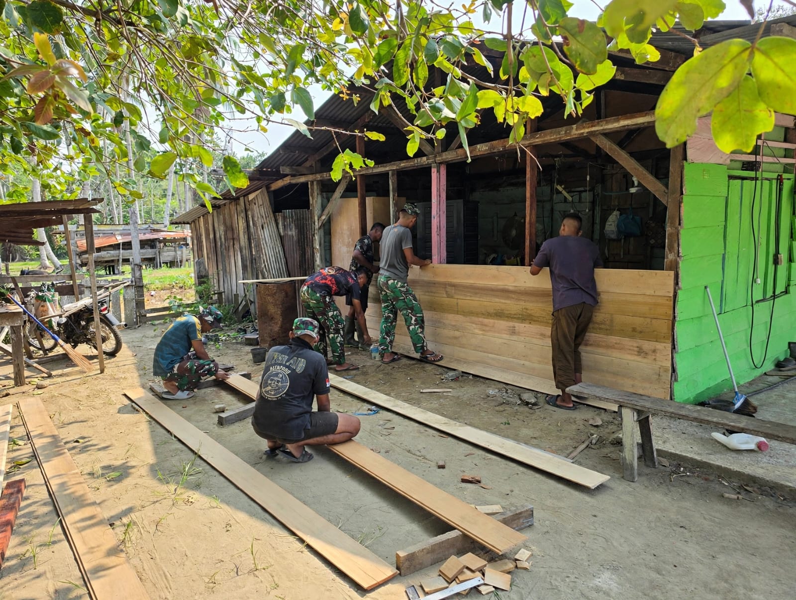 Satgas TMMD ke-130 Kodim 1705/Nabire Bangun Fasilitas Sanitasi di Wanggar Sari