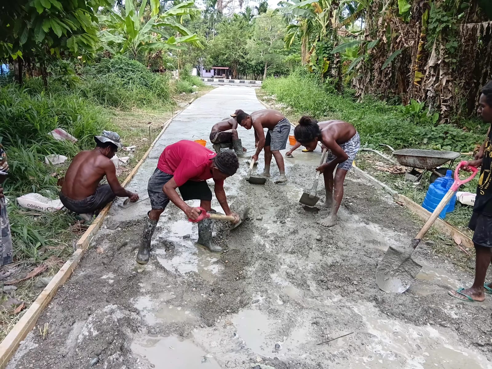 pantang pulang sebelum gelap, satgas TMMD ke-130 bersama warga kampung yamboi terus berjibaku membangun jalan