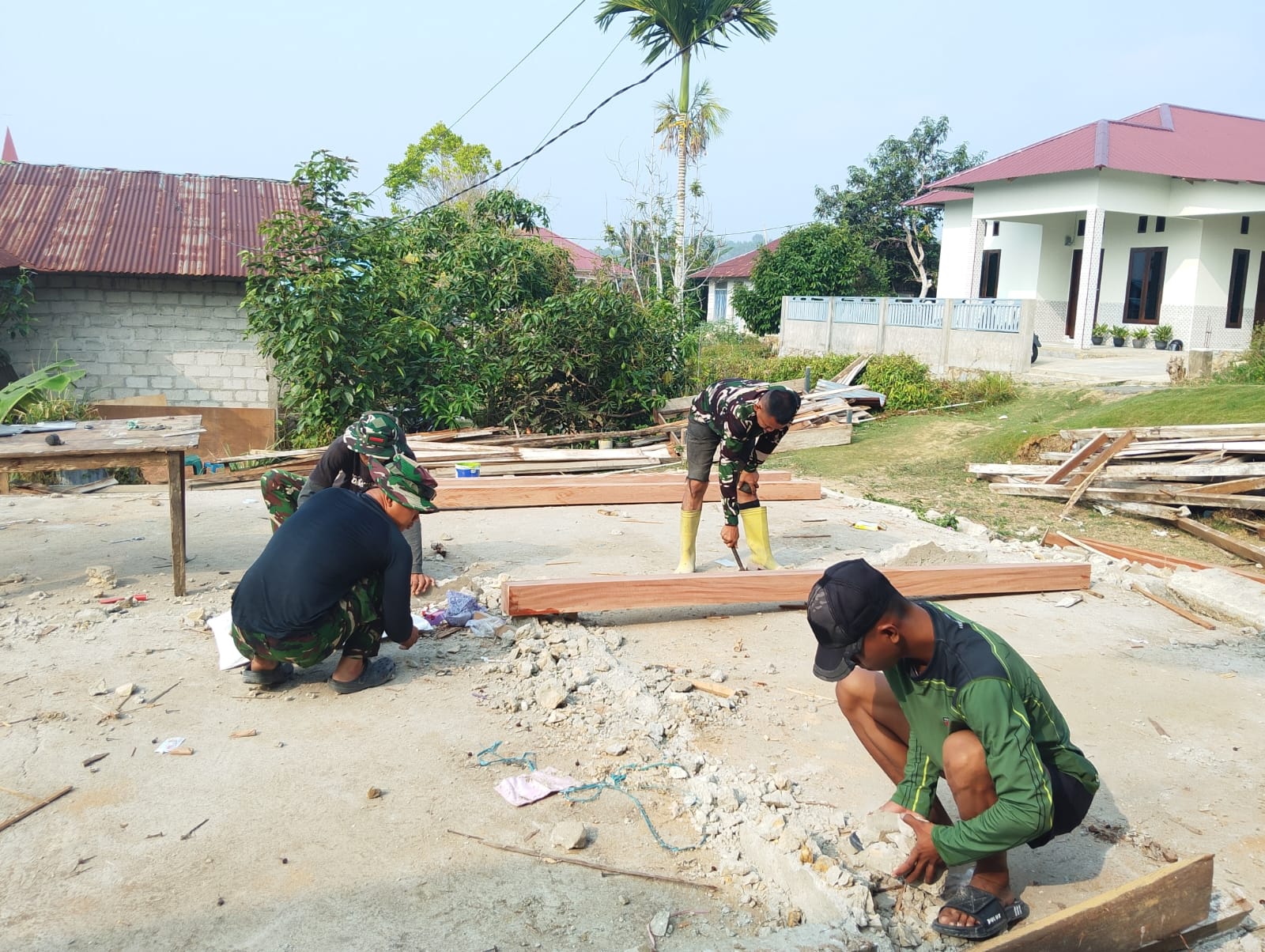 Tim TMMD Ke-130 Siap Pembangunan Usai Bersihkan Material Sisa Pembongkaran