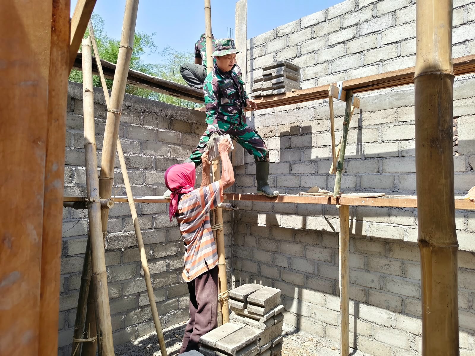 Satgas TMMD ke-130 Tingkatkan Kualitas Rehabilitasi Rutilahu Bu Muji di Tulungagung Satgas TMMD ke-130 Tingkatkan Kualitas Rehabilitasi Rutilahu Bu Muji di Tulungagung