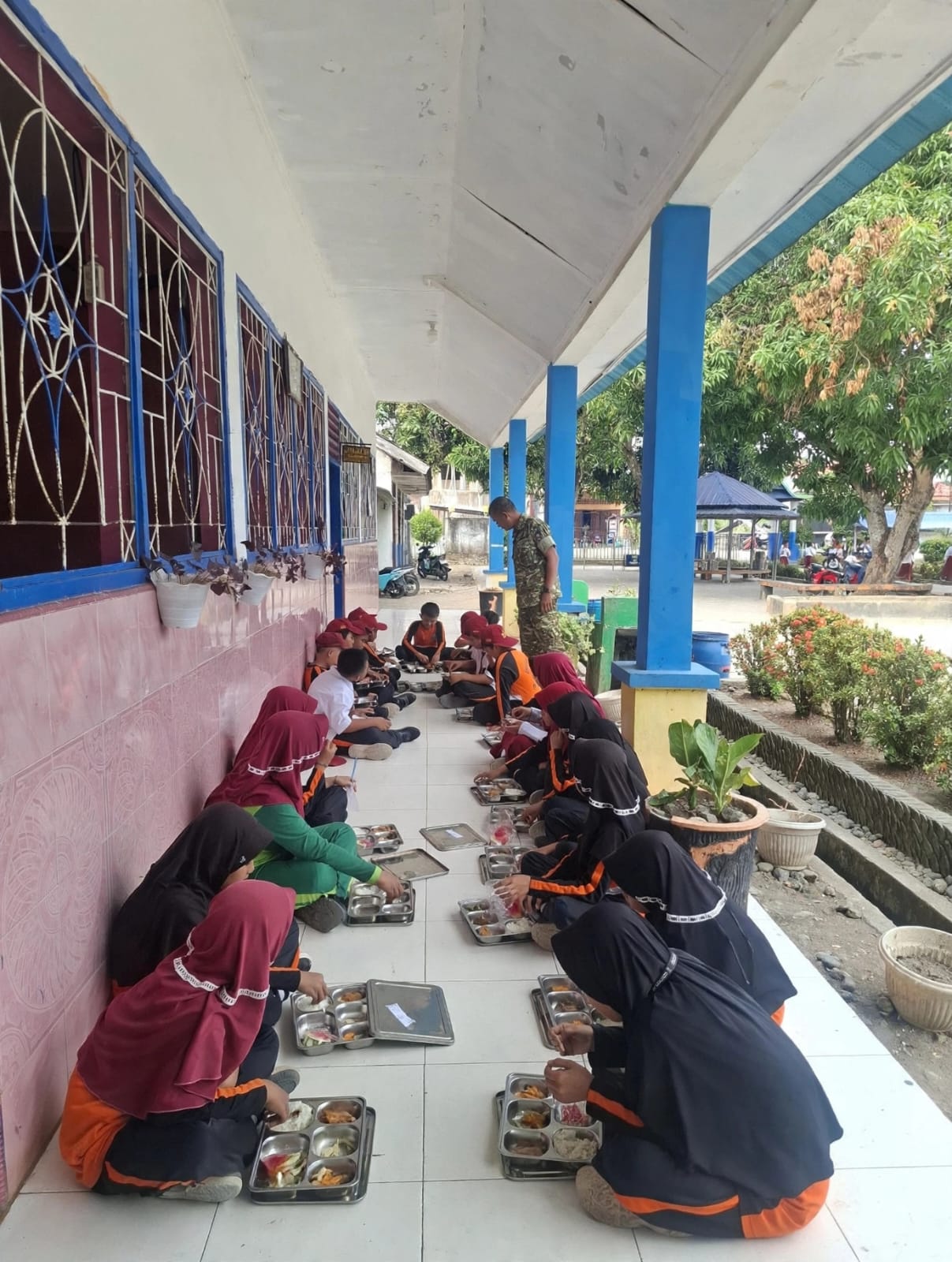 Dukungan TNI dalam Penyaluran Nutrisi untuk Siswa di Sekolah Sidrap