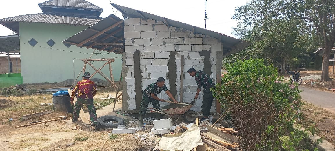 Kemajuan Terus Meningkat, Satgas TMMD ke-130 Lanjutkan Plester Dinding Mushola Istiqomah