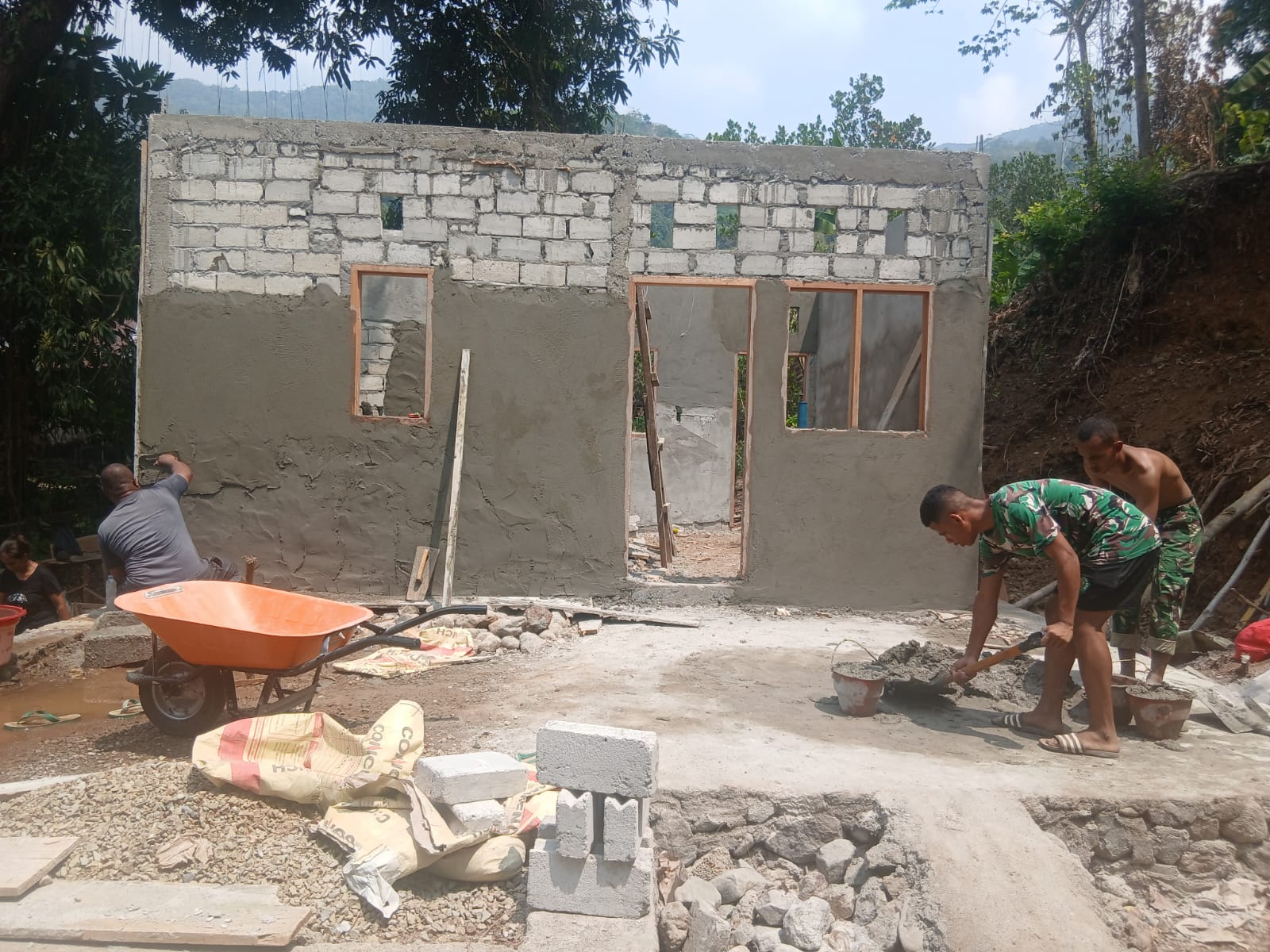 Progres Renovasi Rumah Exel Tuhumury oleh Satgas TMMD ke-130 Mencapai 53 Persen