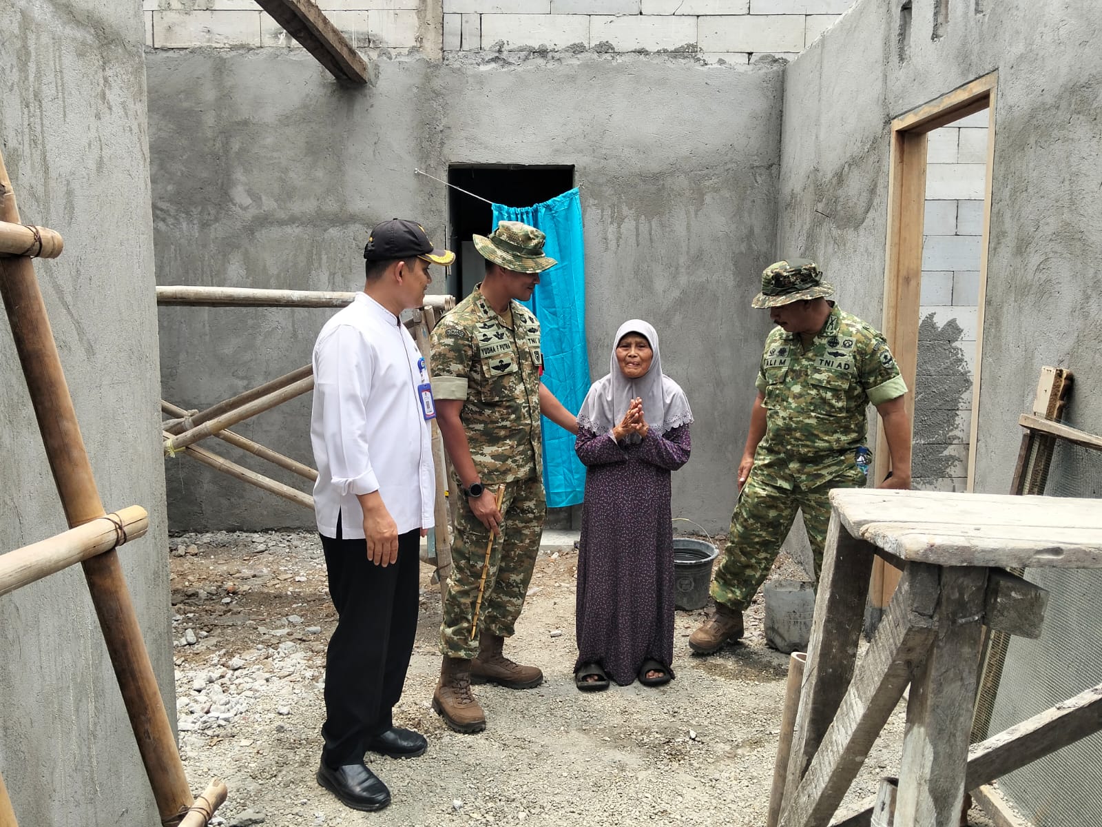 Dansatgas TMMD ke-130 Kunjungi Proyek RTLH Ibu Misti untuk Berikan Dukungan