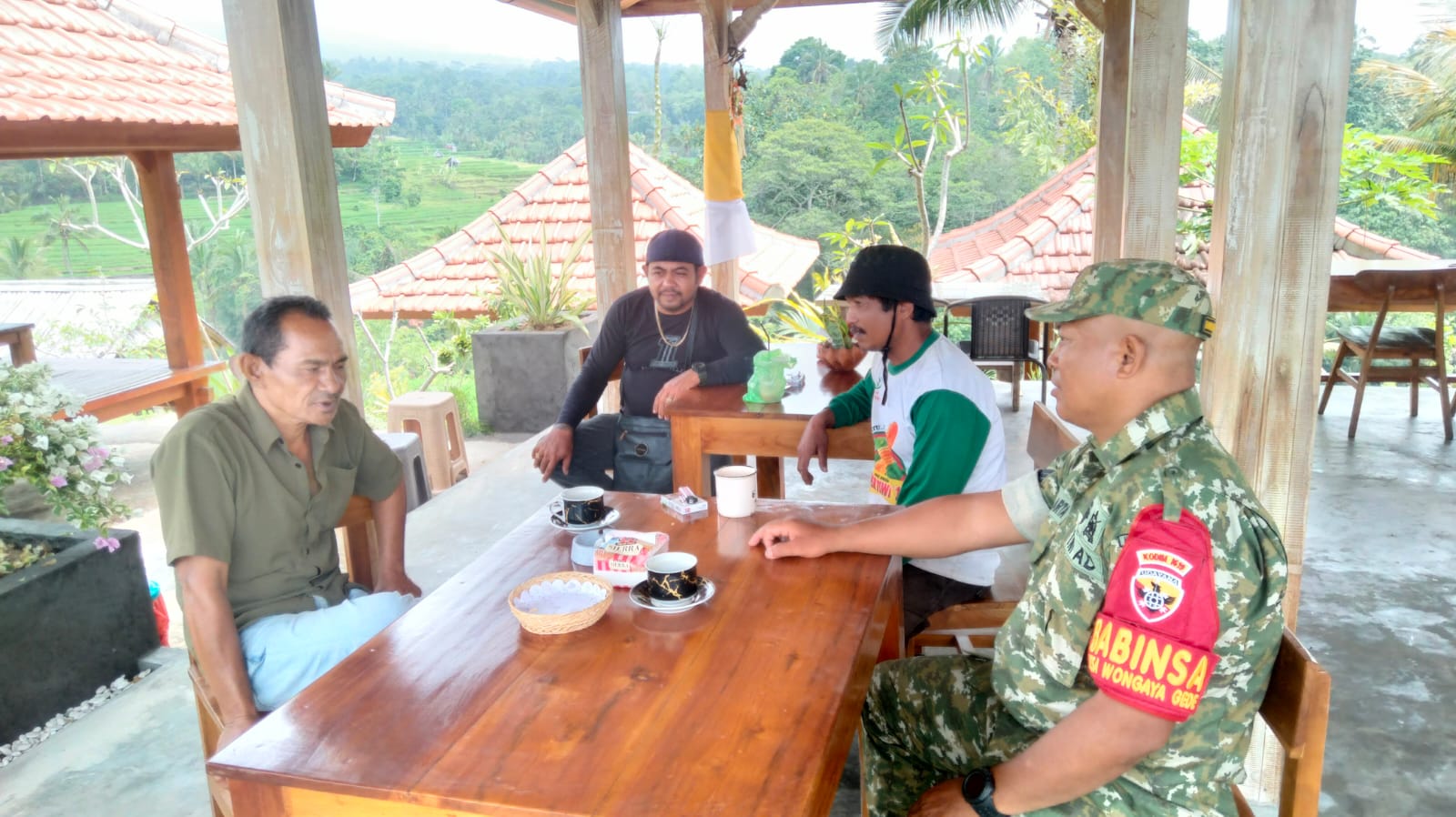 Sinergi Babinsa dan Tokoh Adat untuk Sosialisasi Penerimaan Prajurit TNI AD