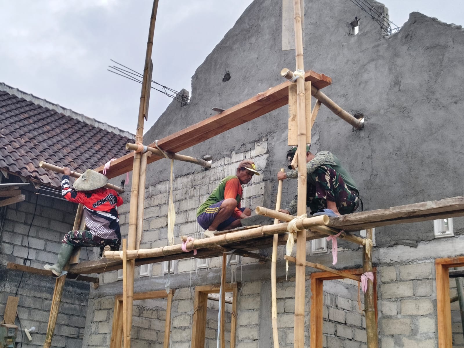Kolaborasi TNI dan Warga dalam Transformasi Rumah Bu Muji di Tulungagung