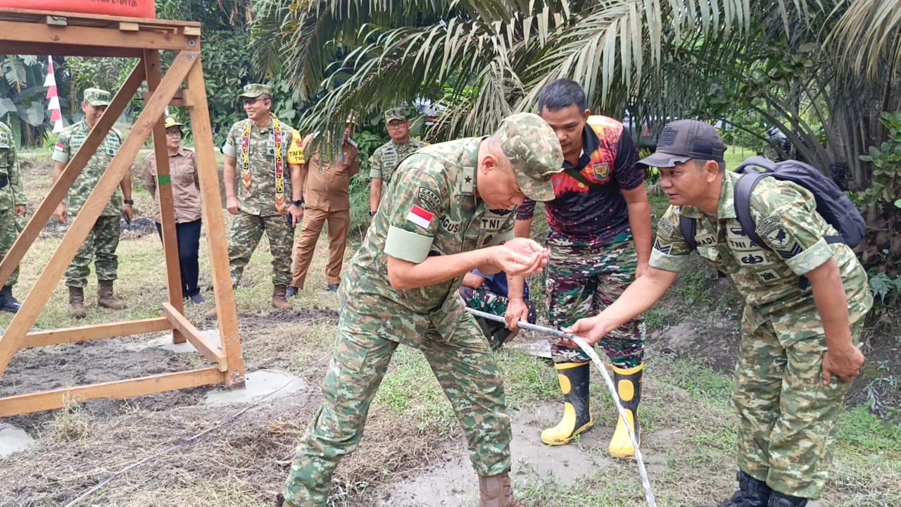 Pastikan Pembangunan Tepat Sasaran, Tim Wasev Mabesad Evaluasi Sumur Bor TMMD di Landak