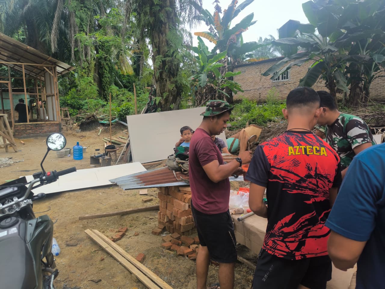 Kompak dan Hangat: Satgas TMMD ke-130 Membangun Rumah bagi Bapak Suroto