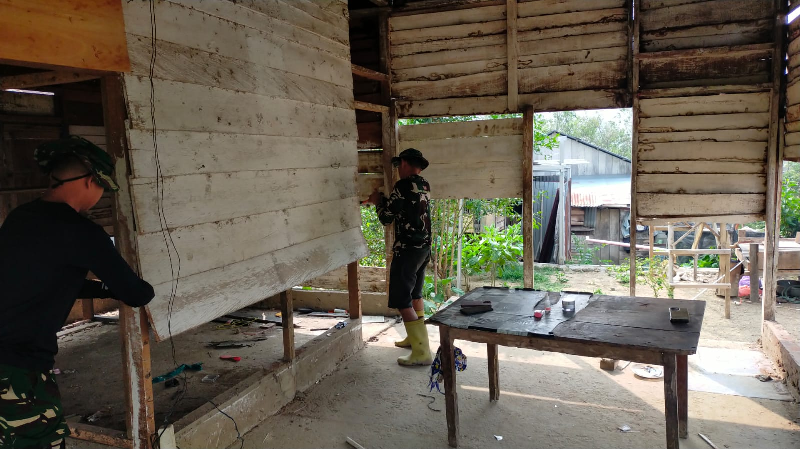 Rehabilitasi Rumah Bersama TMMD ke-130, Satgas Poso Lakukan Pembongkaran