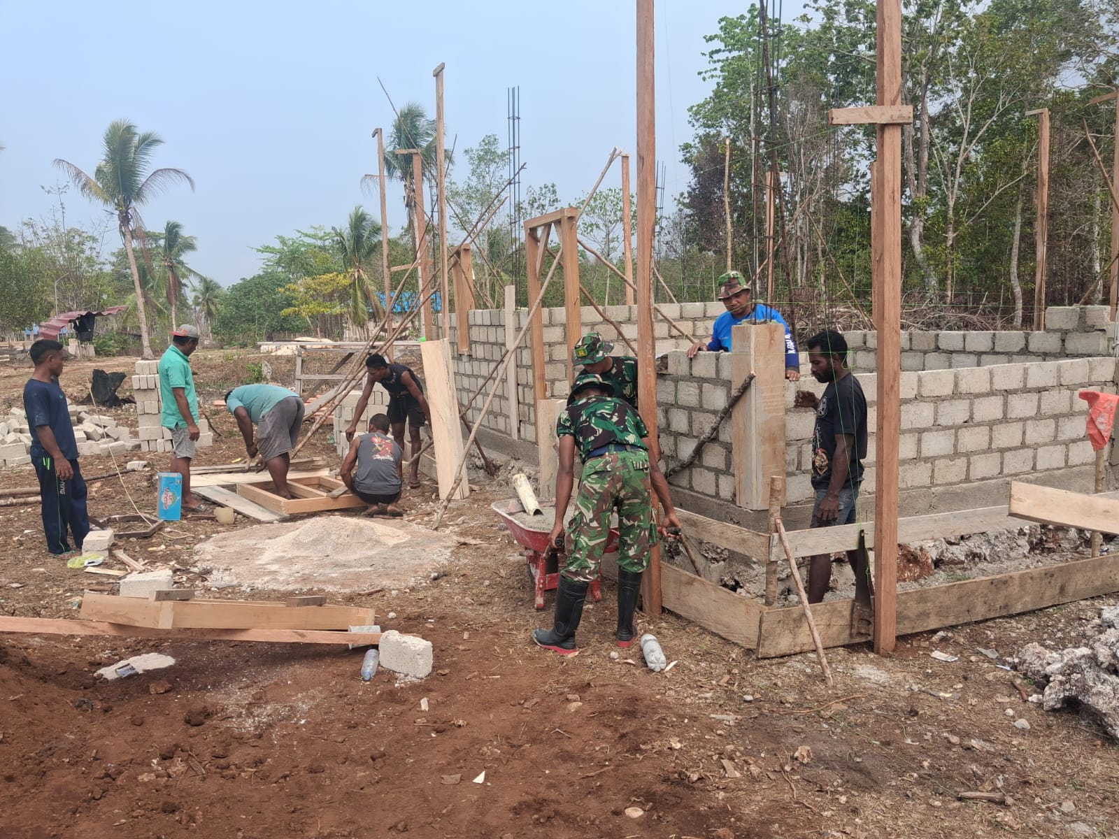 Sinergi TNI dan Warga dalam Pembangunan RTLH di TMMD ke-130