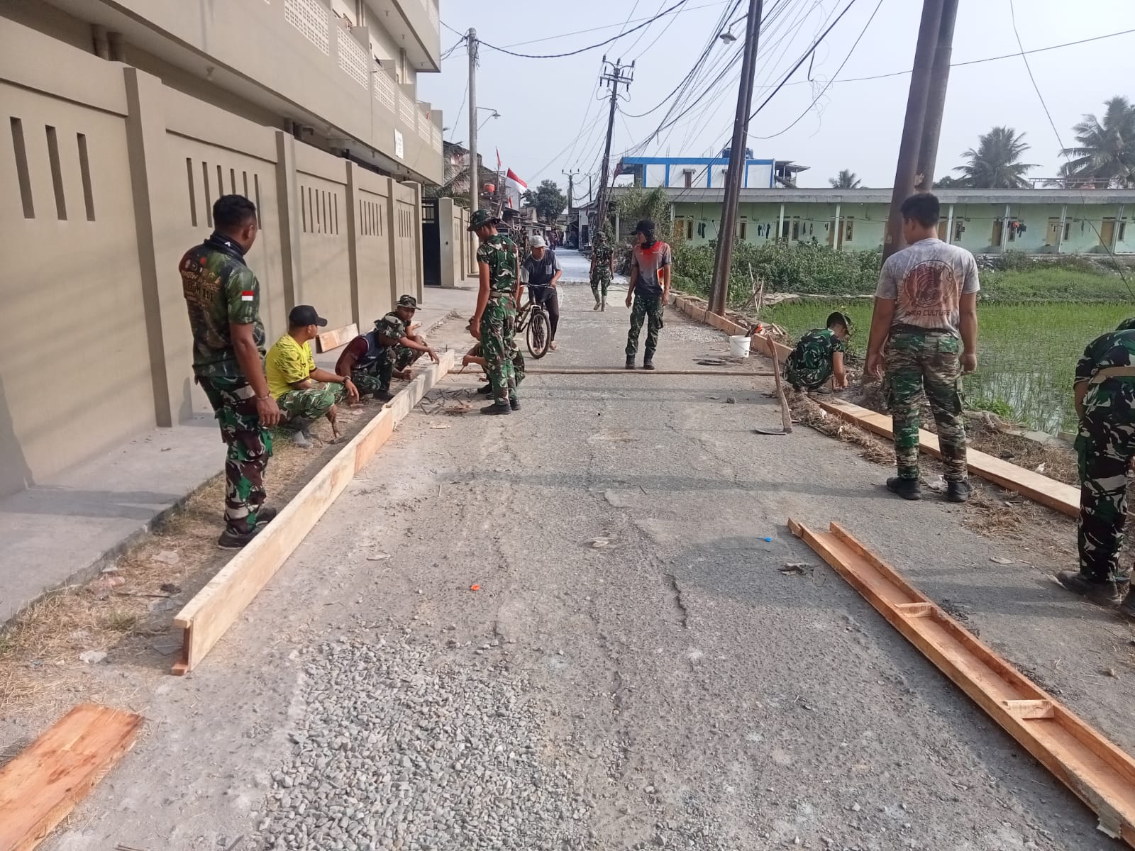 Kegiatan TMMD di Desa Jayanti: Pemasangan Bekisting Jalan