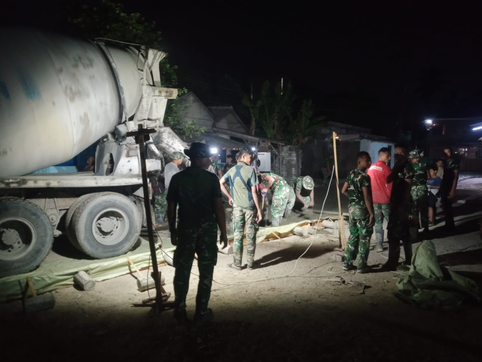 Gotong Royong Satgas TMMD dan Warga Dukung Pengecoran Jalan di Sumur Bandung