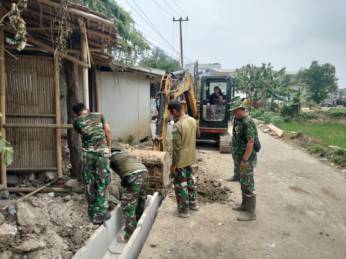 Upaya TNI meningkatkan saluran air di Desa Sumur Bandung dengan U-Ditch