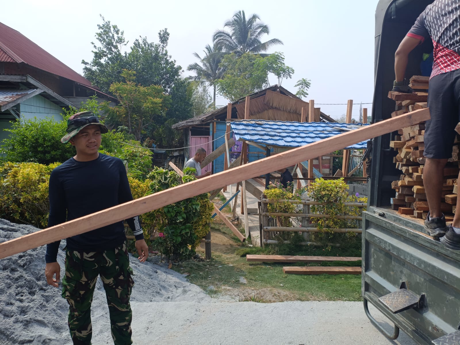Komitmen Satgas TMMD ke-130 dalam Distribusi Material bagi Pembangunan