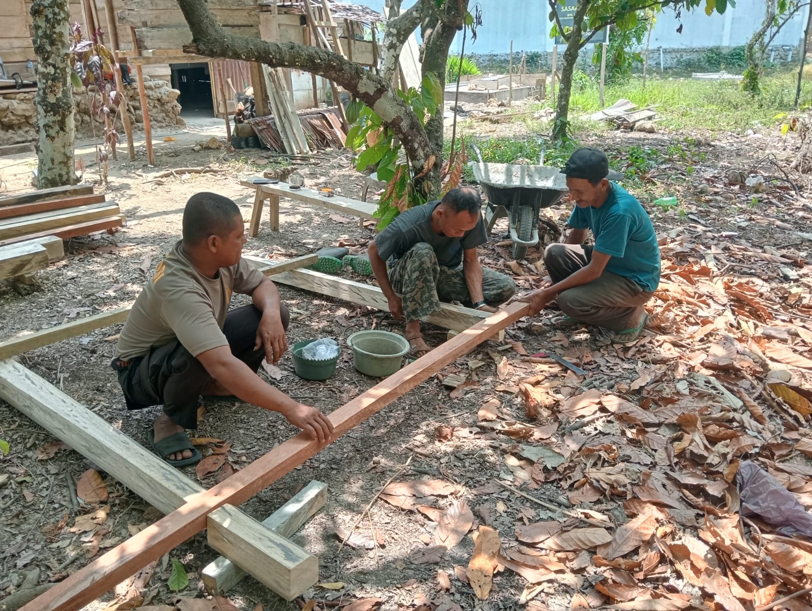 Langkah Awal Satgas TMMD 130: Siapkan Kayu untuk Fasilitas MCK di Sulewana