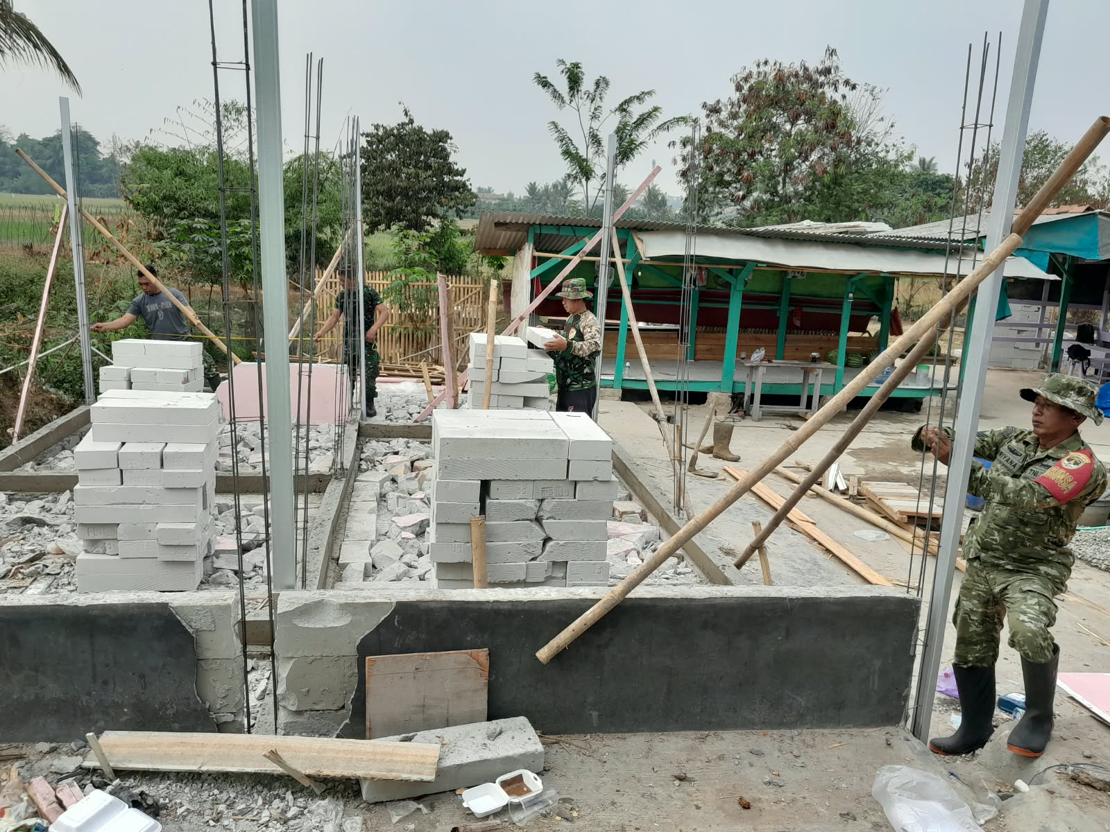 Kegiatan Gotong Royong Satgas TMMD ke-130 untuk RTLH di Tangerang