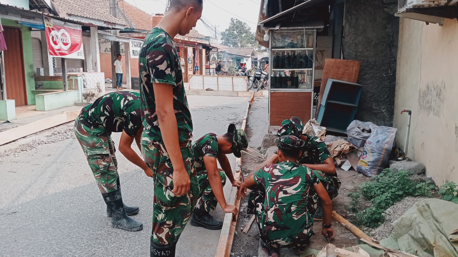 TNI Manunggal Perkuat Jalan Desa Sumur Bandung lewat Pemasangan Bekisting Strategis
