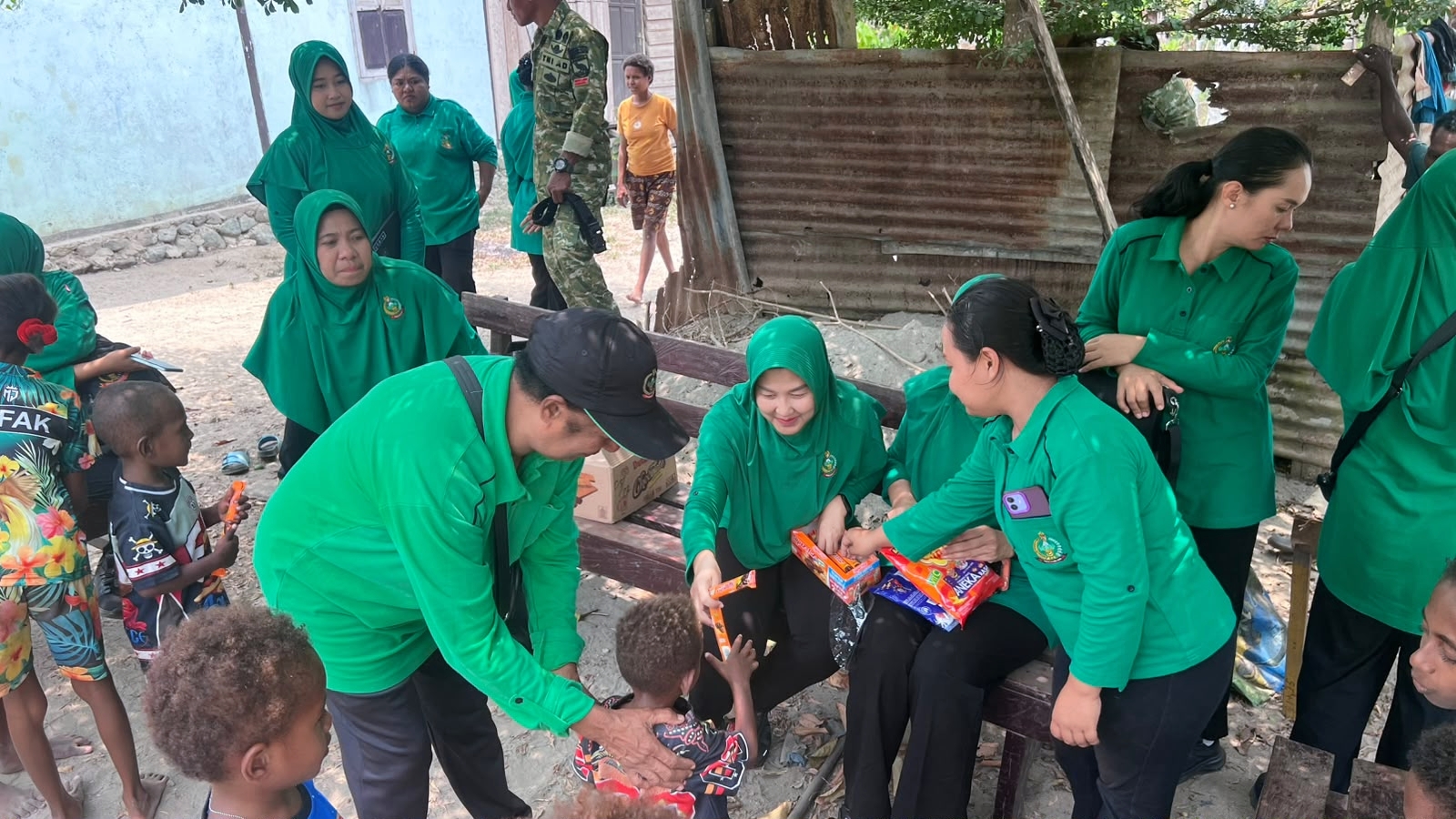 Keceriaan Anak-Anak Bersama Persit KCK Cabang XVII Kodim Mansel di TMMD ke-130
