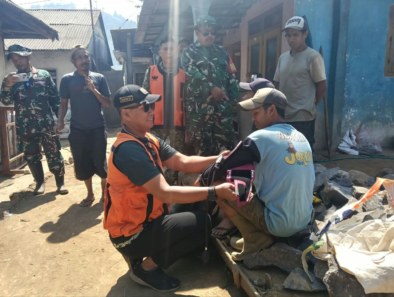Tim Kesehatan TMMD ke-130 Jaga Kesehatan Masyarakat dan Personel di Malang