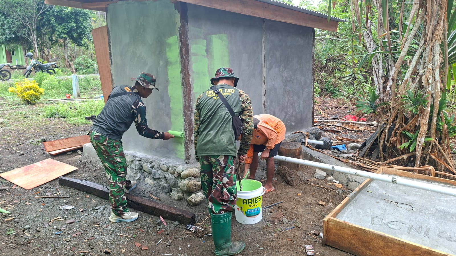 Pekerjaan Pengecatan Fasilitas MCK TMMD ke-130 Capai Progres Positif Bersama Masyarakat Pekerjaan Pengecatan Fasilitas MCK TMMD ke-130 Capai Progres Positif Bersama Masyarakat